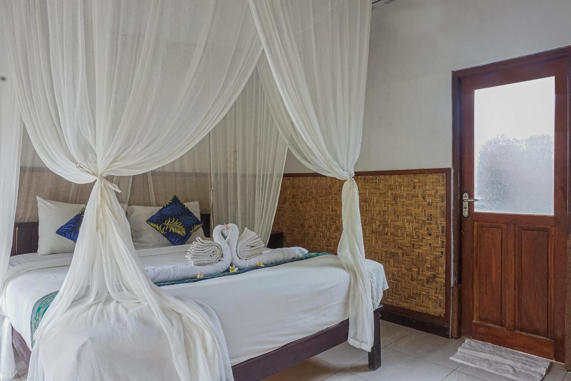 Made Taro - Menjangan Homestay Banyuwedang Exterior foto