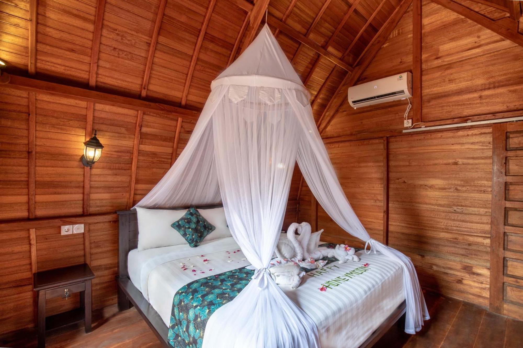 Made Taro - Menjangan Homestay Banyuwedang Exterior foto